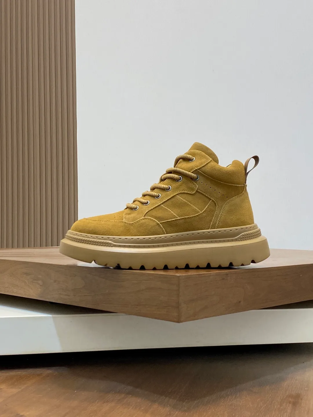 Men's shoes 💰740 UGG lace-up thick-soled sports shoes for men. Full of fashion, casual and versatile. The frosted upper is high-end without looking old-fashioned. The upper is waterproof and oil-proof, fashionable and easy to take care of. The lining is made of sheepskin. It is comfortable and warm. The upper foot is not bloated at all. Super fashionable Size: 39-44